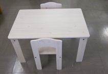 Lastenhuoneen kalusto mänty/valk.puuvaha. Hinta 120 €.