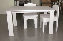 Lasten pöytäkalusto, purettavissa ja kasattavissa uudelleen. H. 120 €.