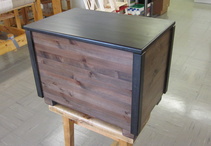 Arkku/kirstu, mänty/petsi/lakka. Hinta 40 €.