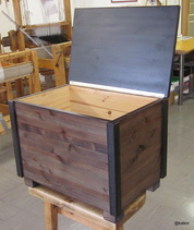 Arkku/kirstu avattuna.