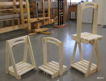 Kahden kerroksen puunkantotelineet.