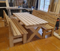 Pihakalusteet kylätuvan eteen (lehtikuusta).