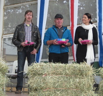 Voittajakolmikko palkintoineen